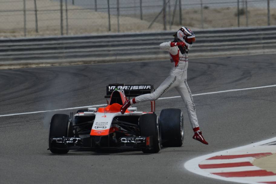 Durante le prove in Bahrein un guasto ferma la sua Marussia e Bianchi salta fuori dalla monoposto. Colombo
